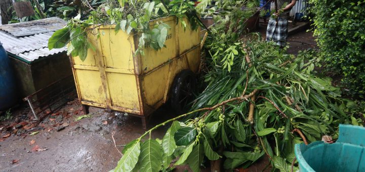 Kerja bakti lingkungan santri